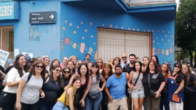 Edificio del Colegio Formar Futuro con faja de clausura y custodia policial
