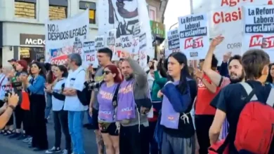 Manifestantes en el Obelisco durante la protesta contra la Reforma Laboral