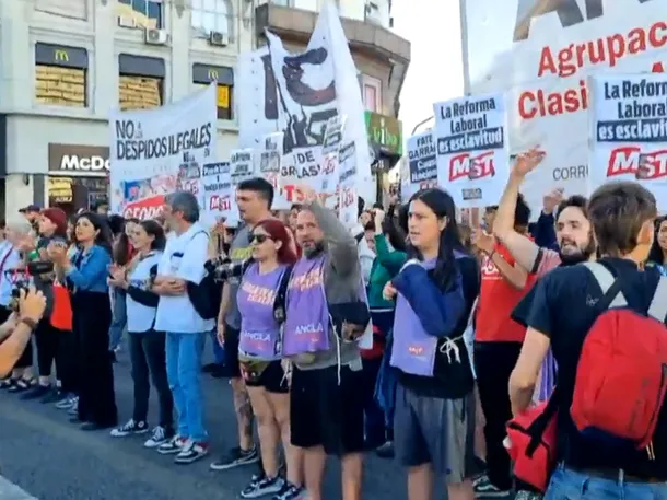 Manifestantes en el Obelisco durante la protesta contra la Reforma Laboral