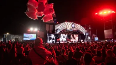 Imagen del Festival de Cosquín 2026 con artistas en el escenario