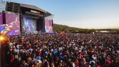 Imagen del escenario principal del Cosquín Rock 2026 con miles de personas bailando