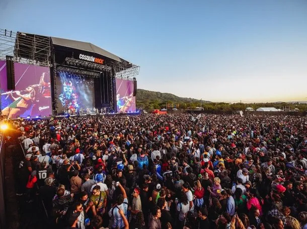 Imagen del escenario principal del Cosquín Rock 2026 con miles de personas bailando