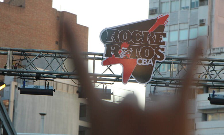 Escenario de Rockeritos en Cosquín Rock con bandas juveniles