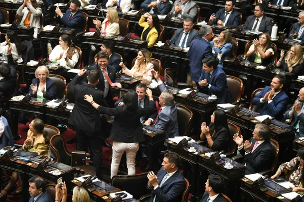 Diputados votando en el Congreso sobre la Reforma Laboral
