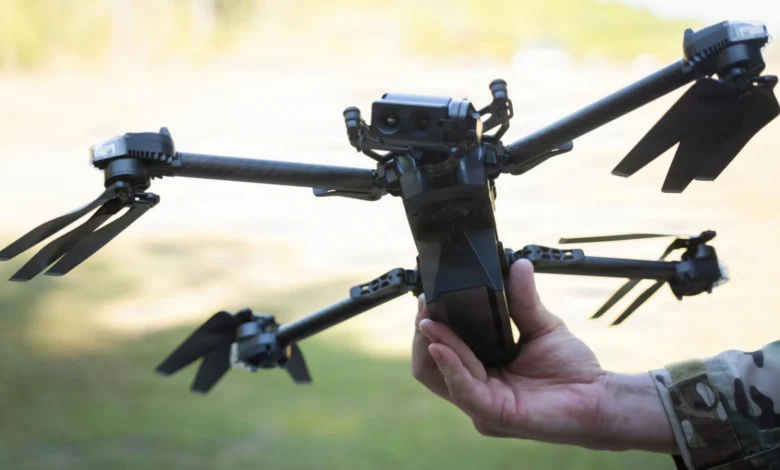 Dron Bumblebee en Alemania, maniobrado por un soldado del Ejército de EE. UU.