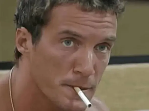 Eduardo Carrera sonríe en una foto promocional de Gran Hermano Generación Dorada