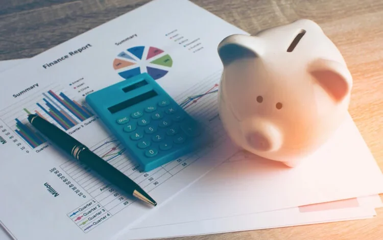 Niños en una clase de educación financiera