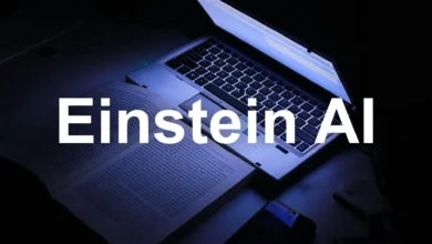 Imagen de una persona trabajando en una computadora con una IA en el fondo