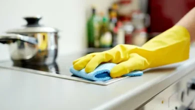 Imagen de una empleada doméstica trabajando