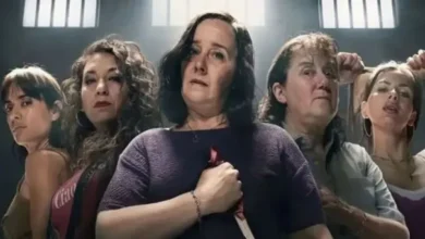 Imagen de la actriz Ana Garibaldi en 'En el barro', con un fondo de cárcel.