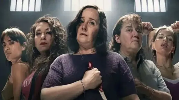 Imagen de la actriz Ana Garibaldi en 'En el barro', con un fondo de cárcel.