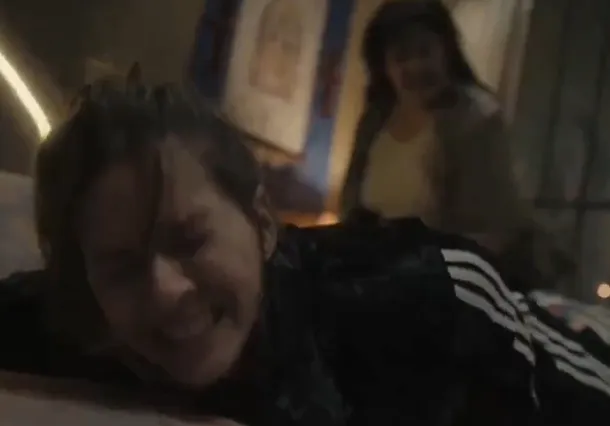 Imagen de China Suárez y Verónica Llinás en una escena de En el Barro 2