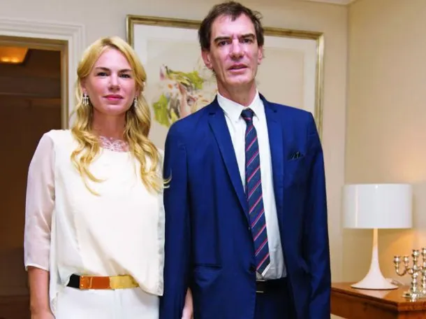 Esmeralda Mitre y Darío Lopérfido en una foto en blanco y negro