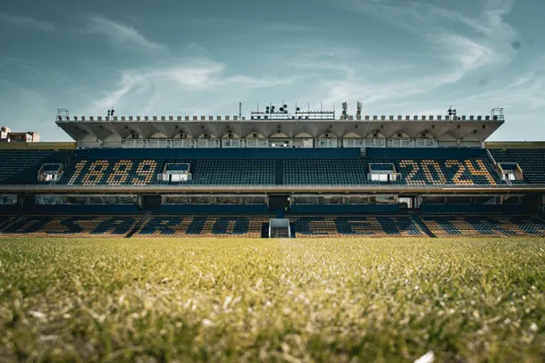 Imagen del estadio Gigante de Arroyito con los jugadores de River y Rosario Central en el campo