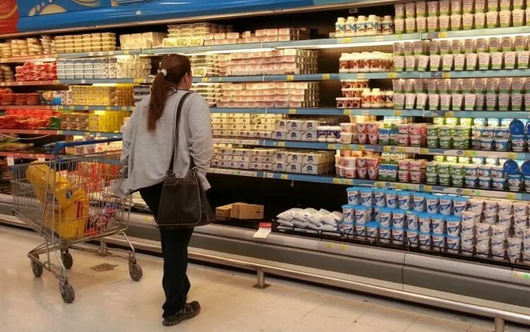 Imagen de una tarjeta de débito con un fondo de comida