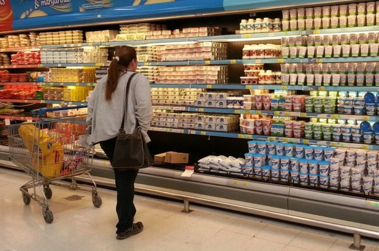 Imagen de una tarjeta de débito con un fondo de comida