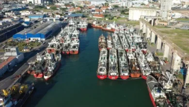 Imagen de un barco en el puerto con una bandera que dice 'Paro Nacional'