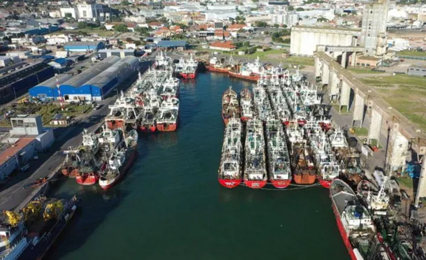Imagen de un barco en el puerto con una bandera que dice 'Paro Nacional'