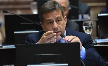 Imágenes de Javier Milei y Agustín Adorni en una conferencia de prensa