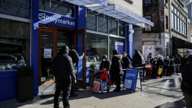 Persona cargando un carrito con productos básicos en un supermercado gratuito