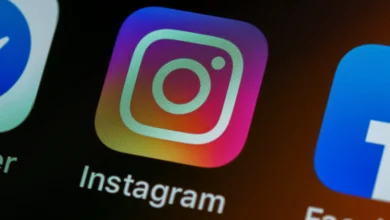 Imagen de una persona utilizando Instagram en su teléfono móvil