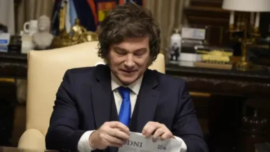 Javier Milei con su nuevo DNI electrónico