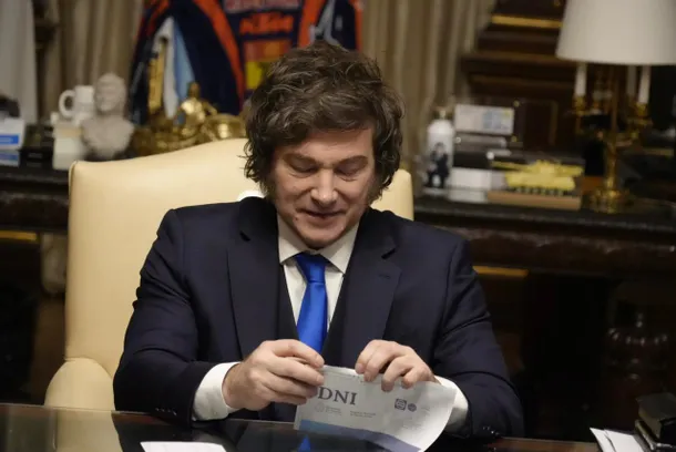 Javier Milei con su nuevo DNI electrónico