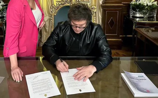 Firma del presidente Javier Milei promulgando el Acuerdo de Asociación Mercosur-Unión Europea
