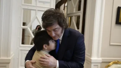 Javier Milei abraza a 'Pedrito' en la Casa Rosada