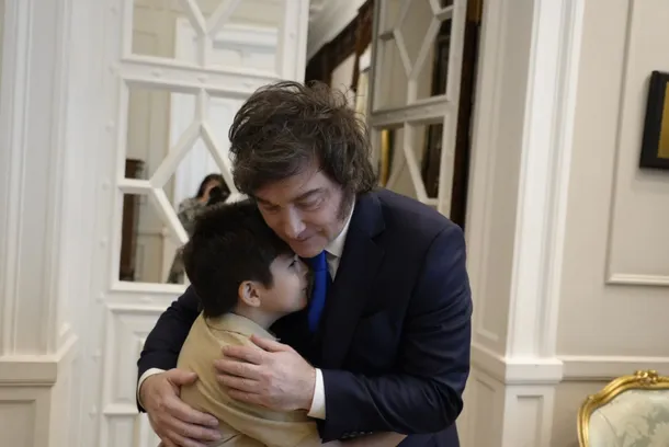 Javier Milei abraza a 'Pedrito' en la Casa Rosada
