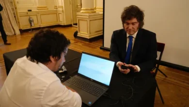 Javier Milei presentando el nuevo DNI electrónico