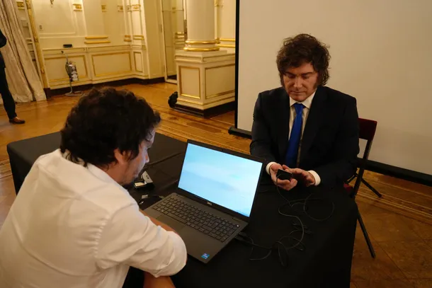 Javier Milei presentando el nuevo DNI electrónico