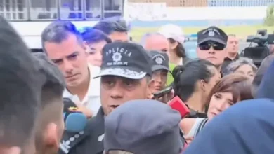 Imagen de un agente policial en medio de una manifestación en Rosario