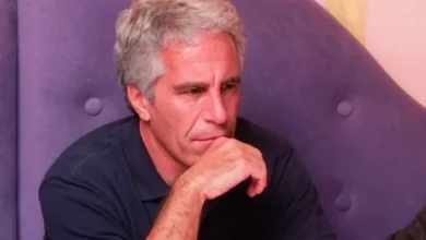 Imagen de Jeffrey Epstein en una reunión empresarial