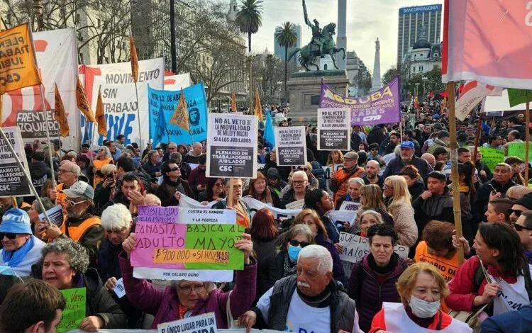 Jubilados marchando en la Plaza San Martín