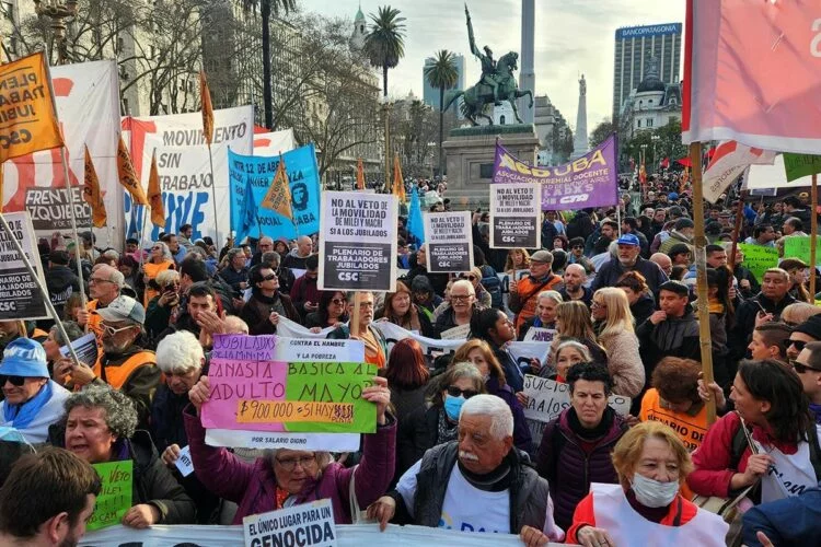 Jubilados marchando en la Plaza San Martín