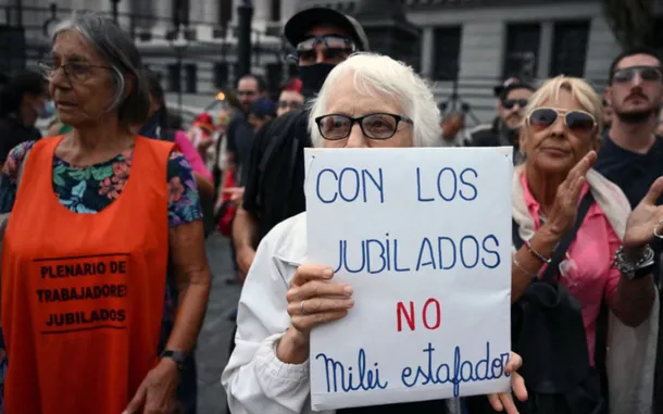 Jubilados protestando por la inflación y el ajuste en las jubilaciones