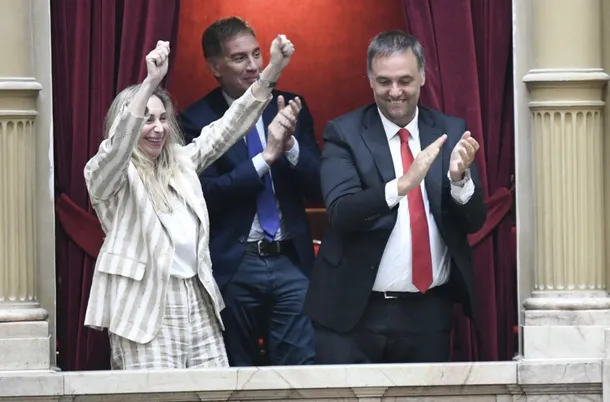 Karina Milei y otros funcionarios celebran la aprobación de la Reforma Laboral en Diputados