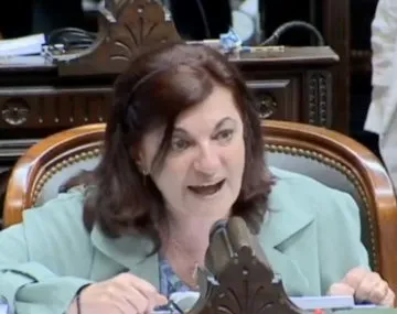 Foto de Kelly Olmos en una reunión de trabajo