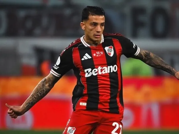 Kevin Castaño en acción con la camiseta de River