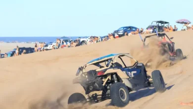 Vista de la zona de La Frontera en Pinamar con cuatriciclos y 4x4 en acción