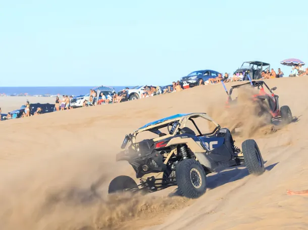 Vista de la zona de La Frontera en Pinamar con cuatriciclos y 4x4 en acción