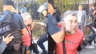 Periodistas y activistas durante la protesta contra la Ley de Glaciares