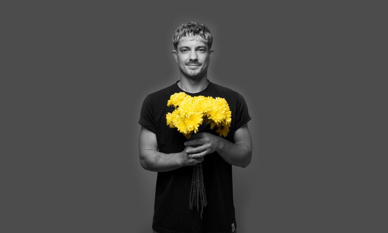 Foto de un teatro lleno de gente disfrutando de un espectáculo