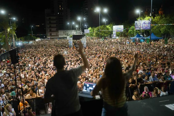 Federico Otermín y Daniela Vilar en el Festival Carnaval en Comunidad de Lomas de Zamora