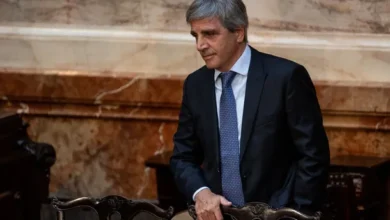 Luis Caputo vistiendo un traje de Massimo Dutti