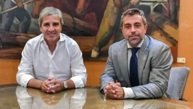 Foto de Luis Caputo junto a Federico Furiase, nuevo secretario de Finanzas del Ministerio de Economía