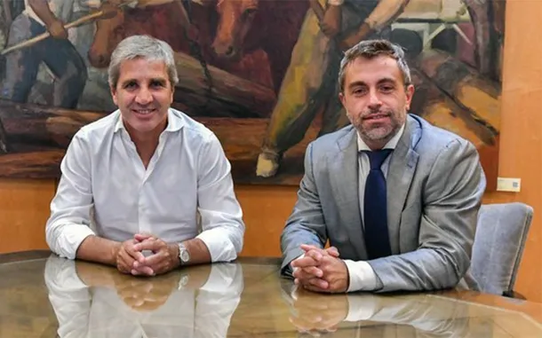 Foto de Luis Caputo junto a Federico Furiase, nuevo secretario de Finanzas del Ministerio de Economía