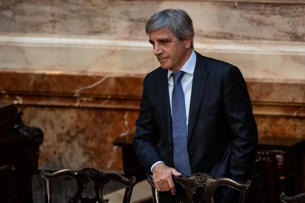 Luis Caputo vistiendo un traje de Massimo Dutti