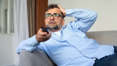Imagen de una persona viendo fútbol en su televisor